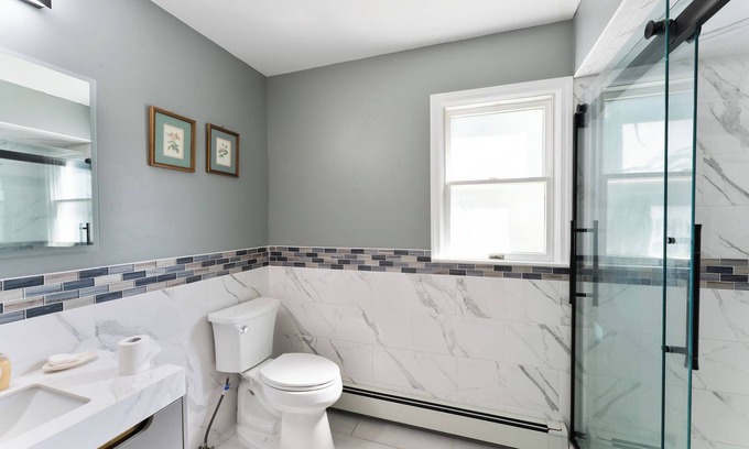 Bay Shore Maison | Spacious 5-bedroom house in delightful Bay Shore with AC