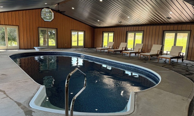 Lewisburg Maison | Spacious 5-bedroom house with AC, WiFi in amazing Lewisburg Private Indoor Pool