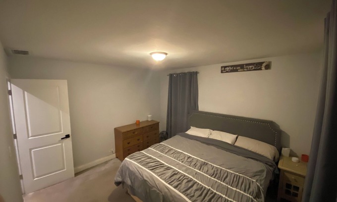 Woodridge Maison | Spacious 5-bedroom house in charming Woodridge with fence! Kid/pet friendly.