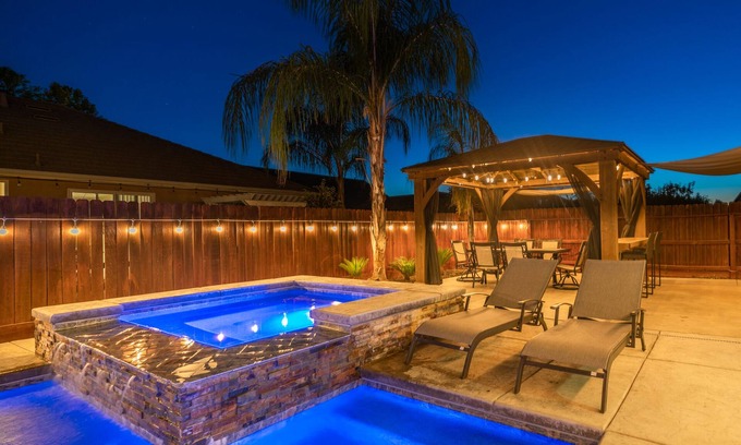 Raisin Maison | Spacious 5-Bedroom home w/ Pool & Hot Tub