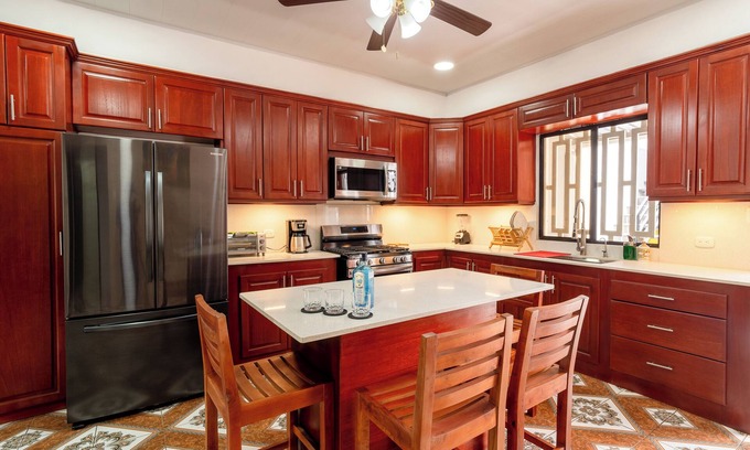 Managua Maison | Spacious 5-bedroom house in welcoming Managua with WiFi, AC
