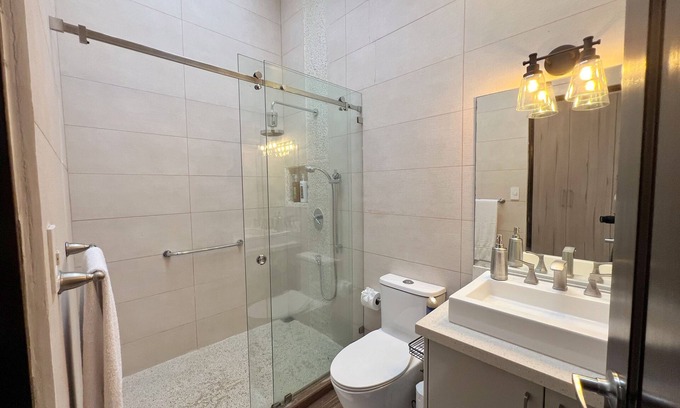 San Antonio Maison | Spacious 5-bedroom house with, Pool, Gym, Sauna, and Large Yard in Escazu