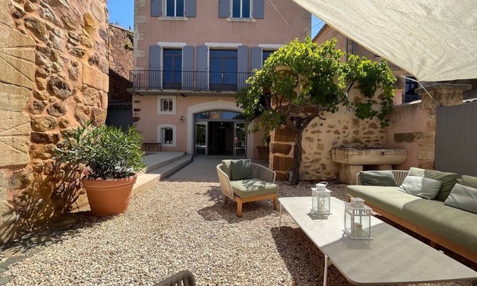 Cruzy Maison | Spacious 5-bedroom house with AC, WiFi in welcoming Cruzy