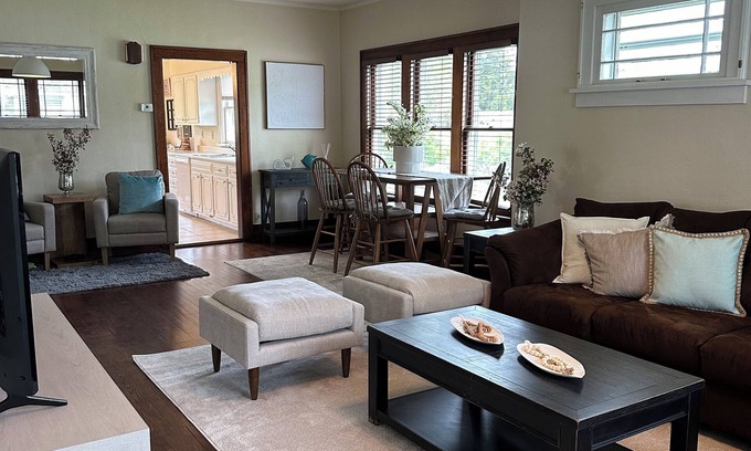 Culver Maison | Spacious 5-bedroom house on a quiet street right off the lake near the academy
