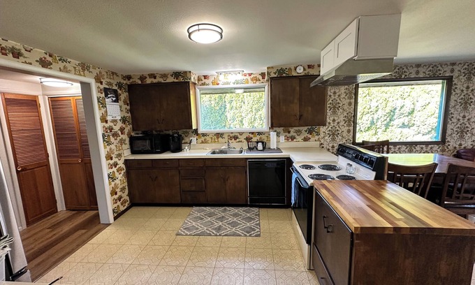 Lynden Maison | Spacious 5-bedroom house in charming Lynden with theater room and Wi-Fi