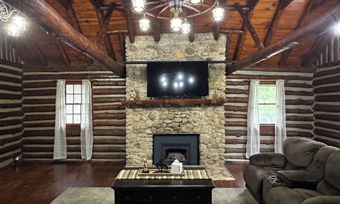 Moberly Autre | Spacious 5-bedroom log cabin home with 2 ponds and 50 acres just outside Moberly