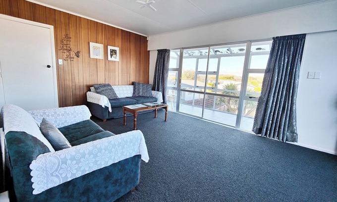 Johnsonville Maison | Spacious 5-bedroom house in awesome Wellington with AC