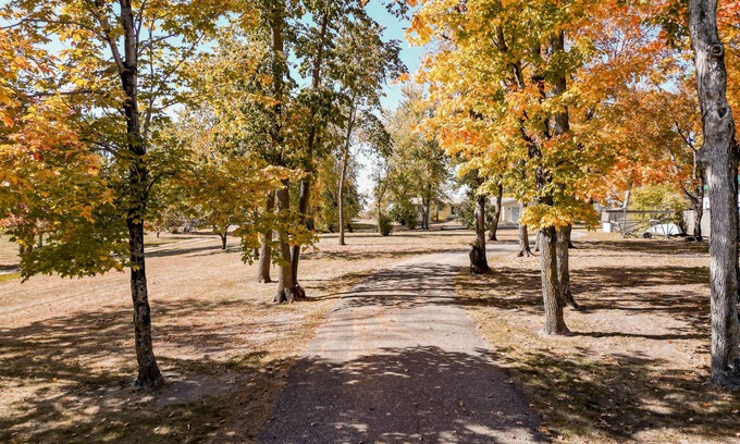 Battle Lake Maison | Spacious 5-bedroom house on Deer Lake, with Amazing Sunsets and View of the Lake