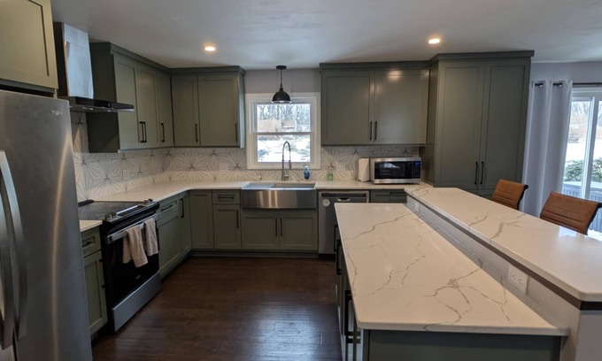 Cave Spring Maison | Spacious 5-bedroom house with fenced in backyard in Roanoke, Virginia.