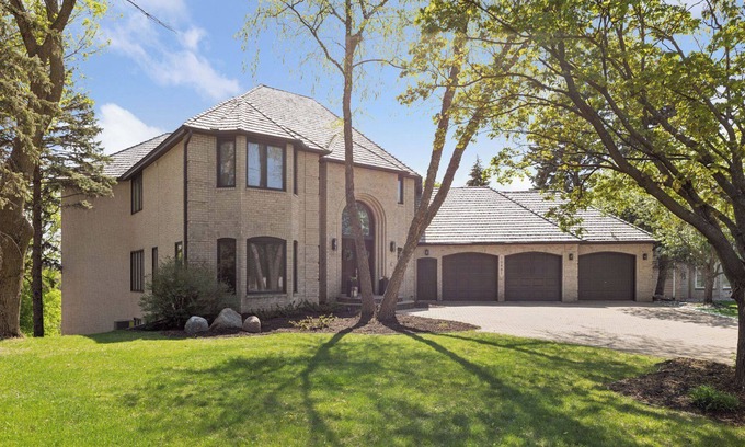 Eden Prairie Maison | Spacious 5-bedroom house with fitness room and AC in beautiful Eden Prairie