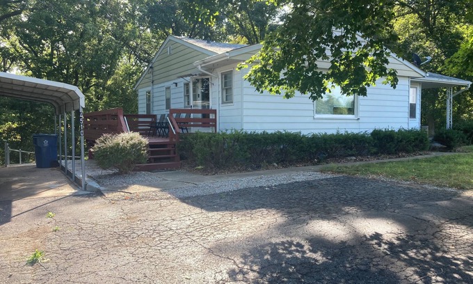 Glen Carbon Maison | Spacious 5-bedroom house in gorgeous Glen Carbon with AC
