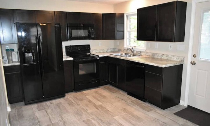 Woodland Hills Maison | Spacious 5BR/ 3 Bath, fenced, garage, 7 TV's, Parking, close to xway & shopping