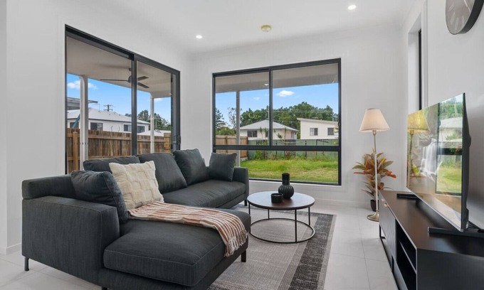 Corinda Maison | Spacious 5BR Family Home in Leafy Corinda