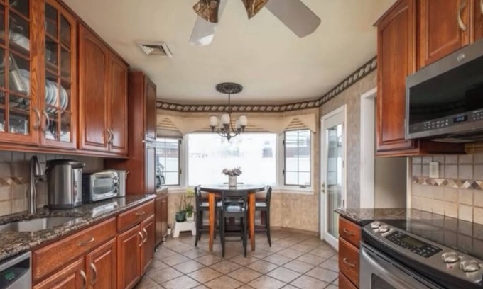 Syosset Maison | Spacious 5BR Home Sleeps 10 Near NYC & Long Island Beaches