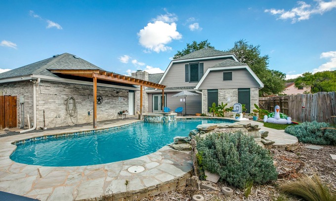 North San Antonio - SAT Maison | Beautiful 5bd with Pool, Hot Tub, Pool Table & Game Room! Sleeps 14!