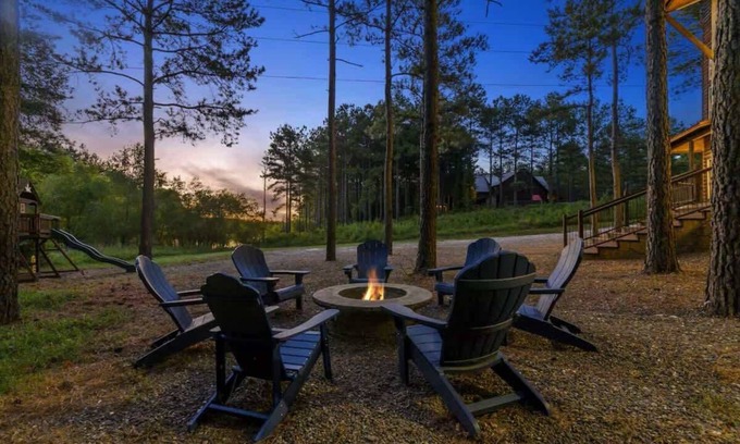 Hochatown Cabine | Spacious 5BR w/Pond + Hot Tub | Games + Sleeps 19