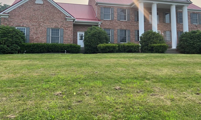 Butler Maison | Spacious 6 bed 6 bath home in Butler PA on a golf coarse. Family friendly