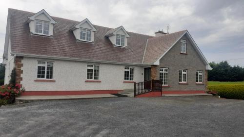 Kilmovee Maison | Spacious 6-Bed House 10 minutes from Knock Airport