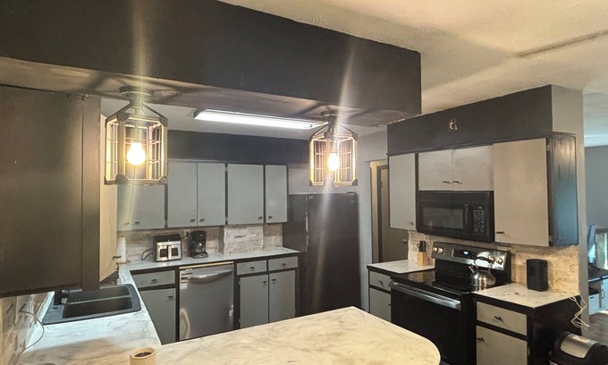 Cedar Rapids Maison | Spacious 6 Bed House, Wifi, TVs in all rooms. Jetted Tub, 2.5 Bath Close to I380