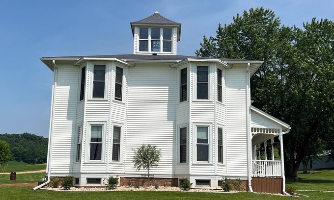 Sextonville Maison | Spacious 6-bedroom house in the hills of the Driftless Area