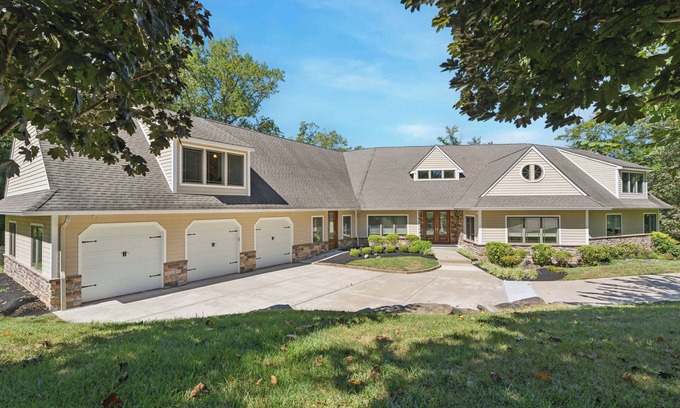 Newtown Square Maison | Spacious 6-bedroom in lovely Newtown Sq 2 miles from Aronimink Golf Club