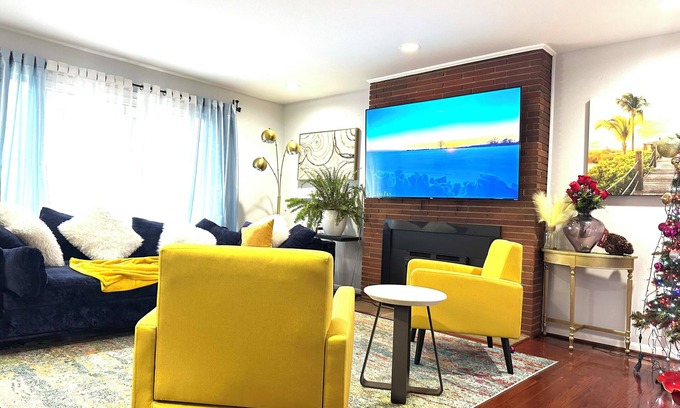 Wheaton-Glenmont Maison | Spacious 6-bedroom house in charming Silver Spring with WiFi, AC