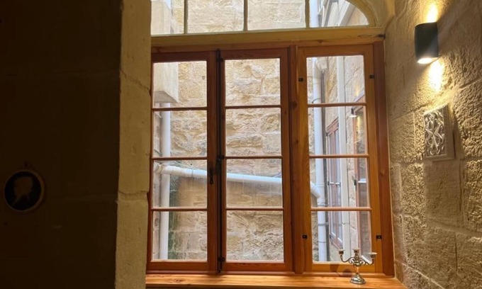 Senglea Maison | Spacious, 6-bedroom, 500 year old house of character, inc WiFI & AC in Senglea