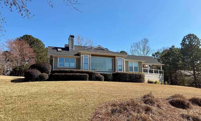 Reynolds Landing Maison | Spacious 6-bedroom house for Masters week; Lake, golf and lake views!