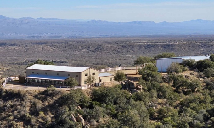 Oracle Maison | Spacious 6-bedroom hilltop cabin in tranquil Oracle