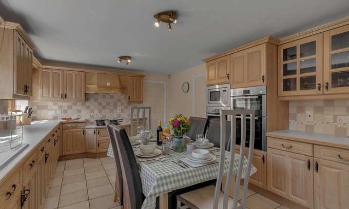 Norwich Maison | Spacious 6-Bedroom Home | Sleeps 11 | Fast Wi-Fi | Parking | Ideal for Families & Business Groups