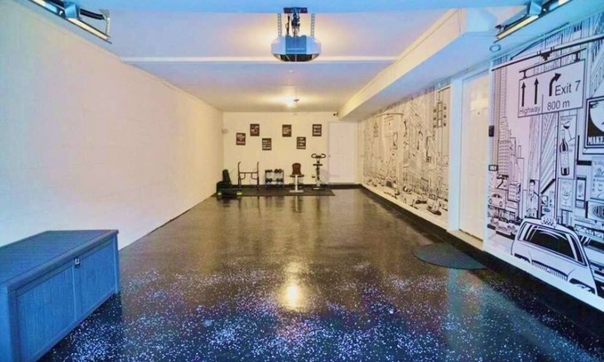 Newark Maison | Spacious 6BR Duplex Near EWR & NY/NJ Attractions