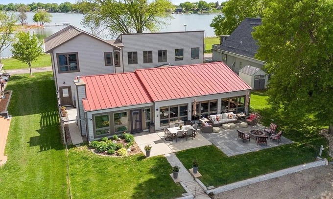 Wentworth Maison | Spacious 6BR Lakefront Cabin - Beach Access & Stunning Views on Lake Madison