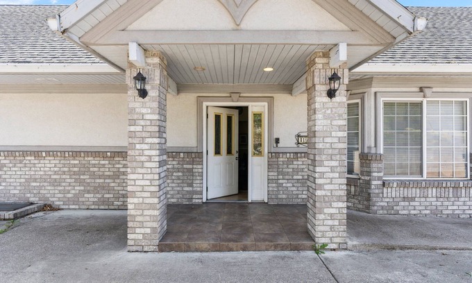 Oatfield Maison | Spacious 7-bedroom house in peaceful Milwaukie with WiFi, AC, Laundry