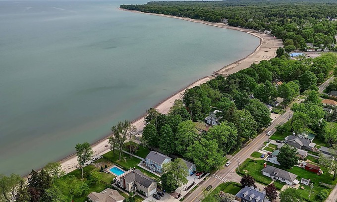 Lake Erie Beach Maison | Spacious 7-bedroom house in marvelous Angola on the Lake with AC
