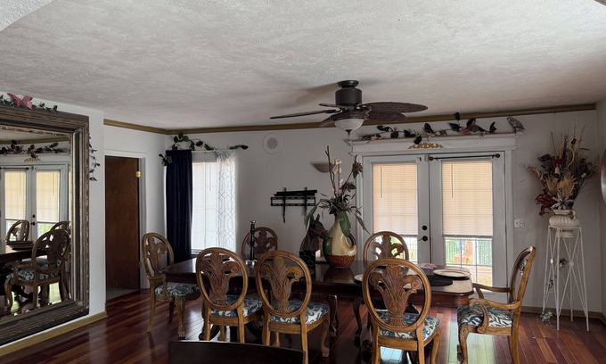 Omaha Maison | Spacious 7-bedroom house with WiFi, fitness room in delightful Omaha
