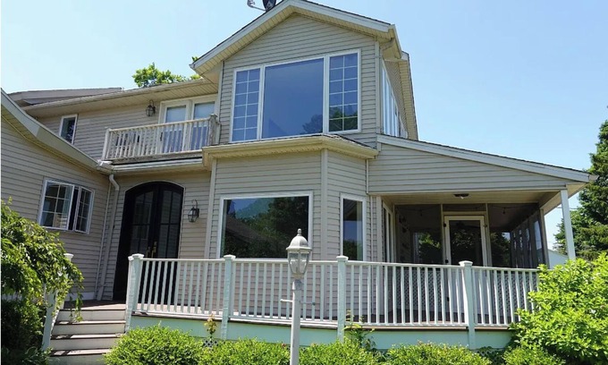 Vestal Maison | Spacious 7-bedroom House in Vestal