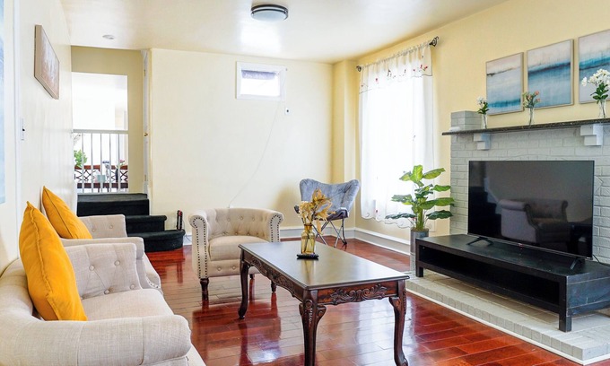 Upper Darby Maison | Spacious 7-BR Family Retreat in Upper Darby
