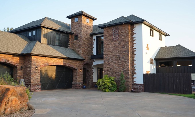 Stillwater Maison | Spacious 8 Bedroom w/ Swimming Pool & Indoor Basketball Court. Close to BPS