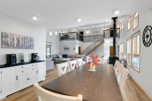 Walker Maison | Spacious 8-Br Leech Lake Retreat with Game Room