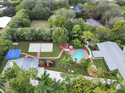 Davie Maison | Spacious 8BR w Guesthouse POOL Tons of Games
