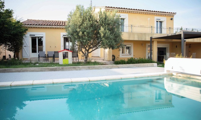 Serignan-du-Comtat Villa | Spacieuse villa climatisée tout confort, avec piscine, idéal pour les familles.