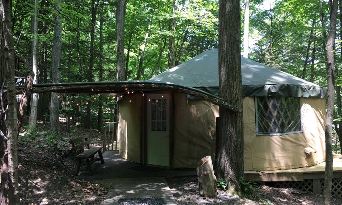 Trumansburg Cabine | La yourte spacieuse et aérée est délicieuse pour le glamping dans le confort!
