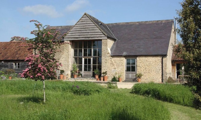 Lullington Maison | Spacious and beautifully converted 18th century stone barn. Pet-friendly!