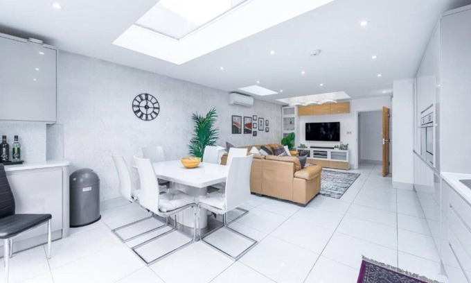 Loxford Maison | Spacious and comfortable 6BDR house