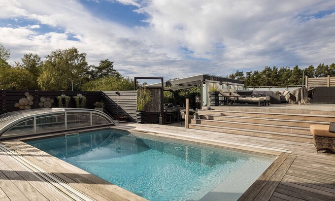 Stenungsund Villa | Spacious and exclusive house in Stenungsund with pool, sauna and close to the sea | SE09109