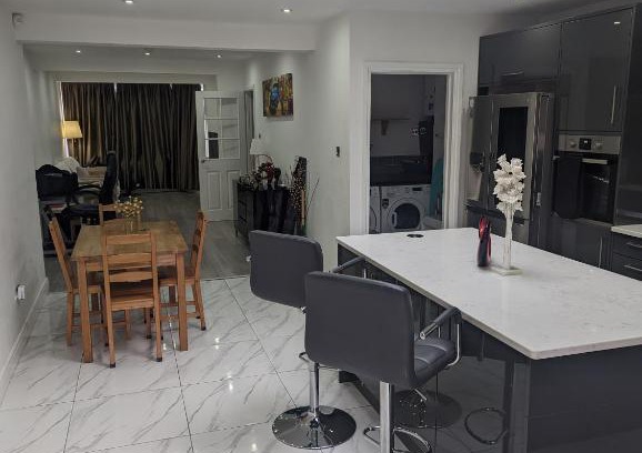 Jubilee Maison | Spacious and modern 2 bed house with garden.