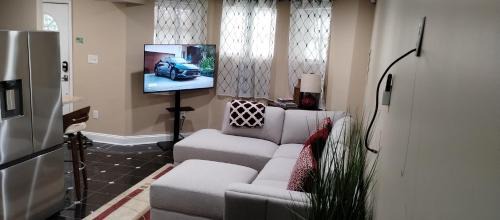 Le Droit Park Appartement | Spacious and Private 3BR, 3BA with free parking near Downtown Washington DC