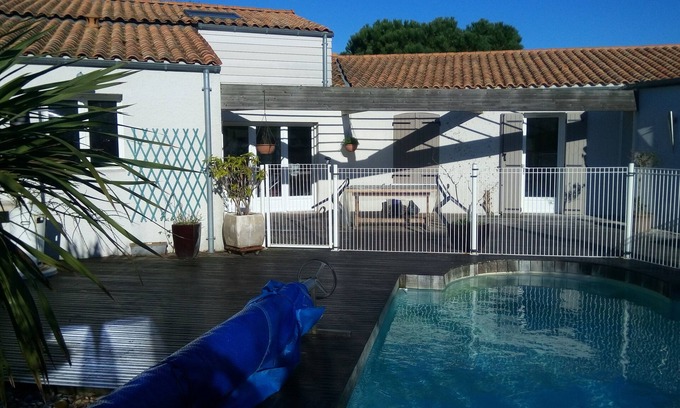 Angoulins Maison | Maison spacieuse et calme avec piscine chauffée à Angoulins