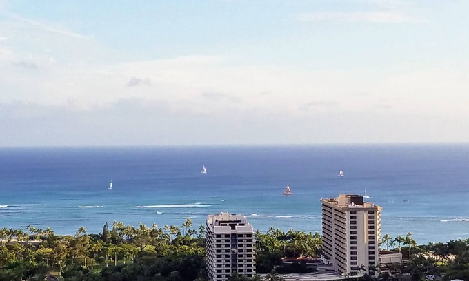 McCully - Moiliili Copropriété | Condo Waikiki spacieux et récemment rénové avec cuisine complète et vue sur l'océan