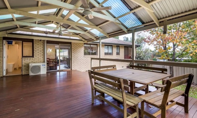 Cook Maison | Spacious and Restful Holiday Home with Backyard